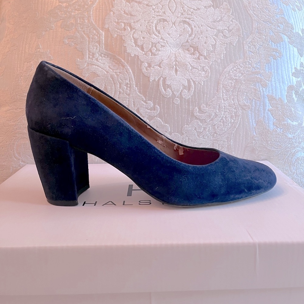 Halston Navy Blue Kid SuedeHeels Classic pumps in gorgeous blue color. Size 7 - Picture 6 of 12